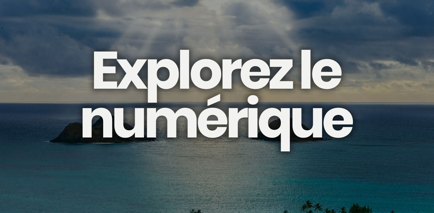 Texte “Explorez le numérique” en blanc sur fond d’océan avec ciel nuageux et rayons de soleil.